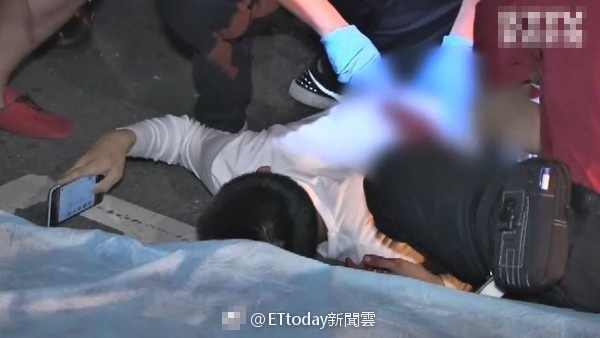 15岁少年遭砍伤 倒地后淡定滑手机 15岁少年遭砍伤 倒地后淡定滑手机