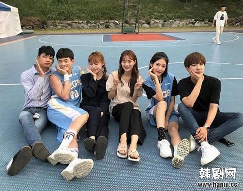 没有大咖、没有巨资的网剧《18岁》火到每集