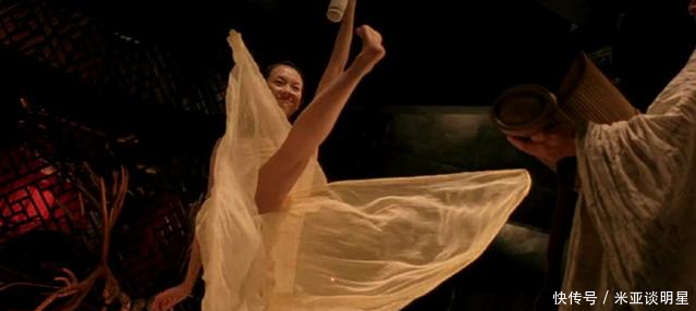 章子怡演《夜宴》拒绝替身真空上阵,一劈到底