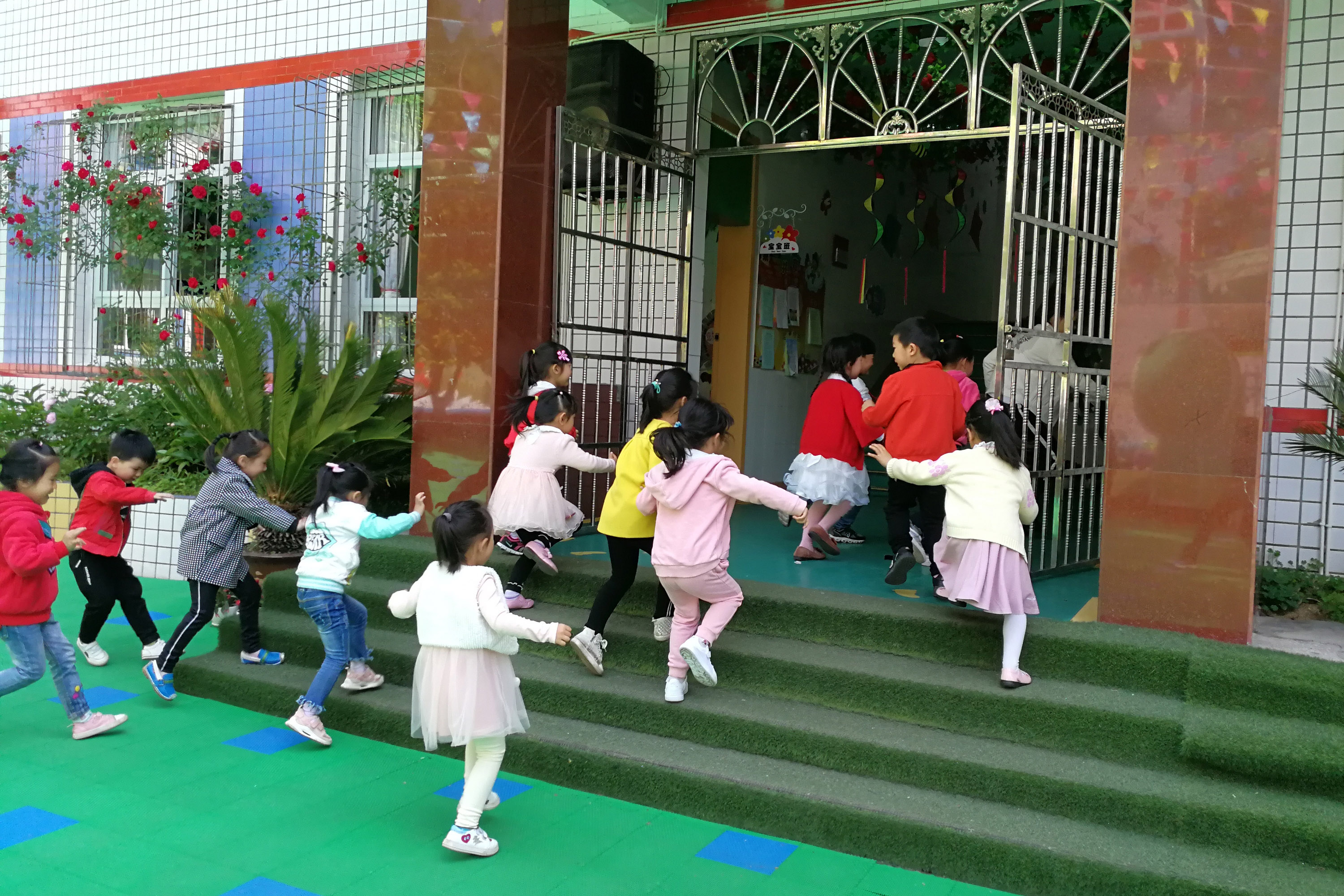 恐怖分子闯入校园行凶 五分钟被保安和老师