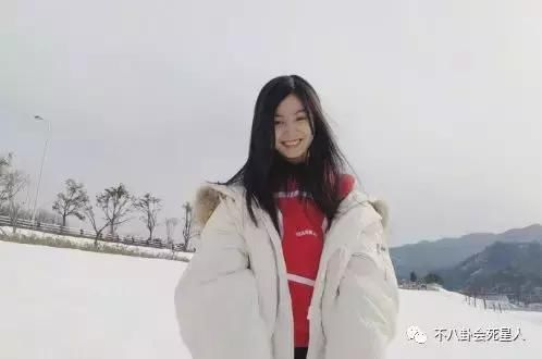她曾演过郑爽赵丽颖的小时候,如今十岁却长得
