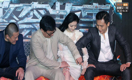 成龙狂摸女明星被骂老色鬼,而星爷这样搂着林