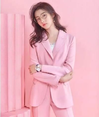 女星粉色西装照,刘诗诗少女心,关晓彤逆年龄,没