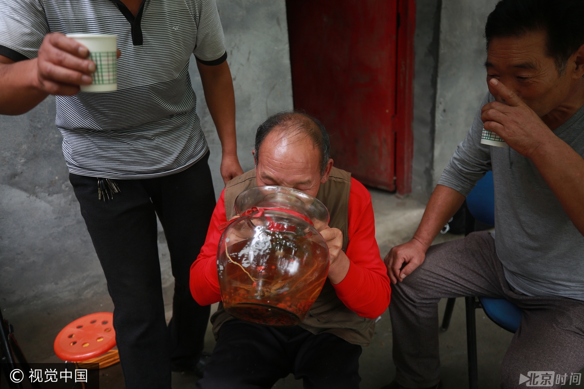 秦岭山中"酒神"日喝白酒6斤 1年喝掉1吨白酒