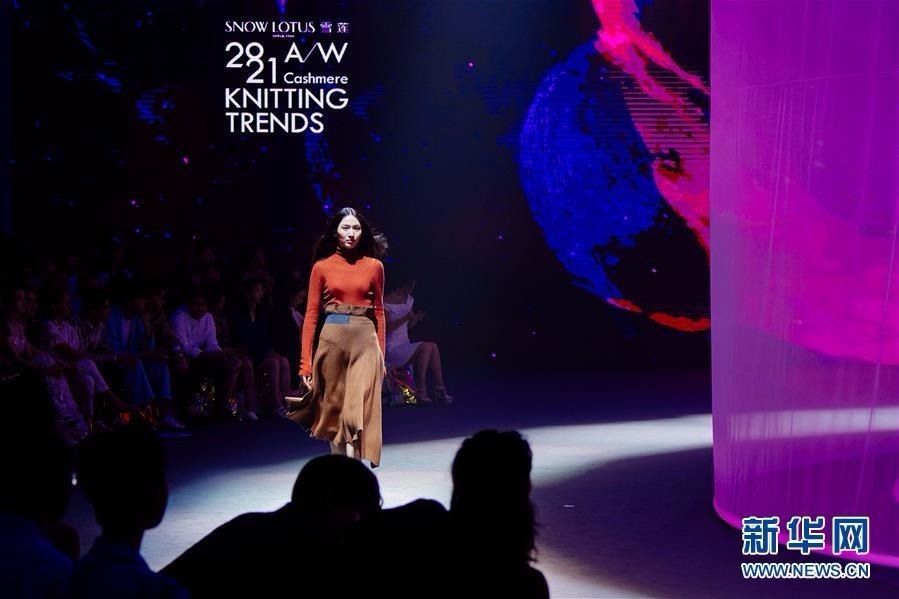 9月3日，模特在2019北京时装周开幕大秀上展示服装作品。 当日，2019北京时装周正式开幕。 