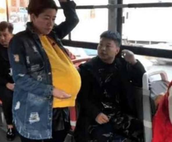 怀孕七个月女子公交车上生孩子,却被大爷怒骂