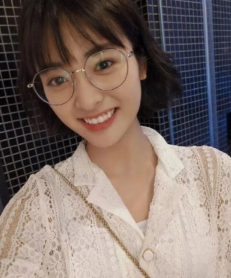 沈月只是剪了发型,160cm穿搭出180的气场,网