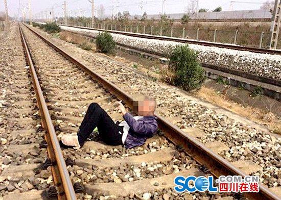 广汉男子卧轨?竟是醉酒后躺卧铁路晒太阳