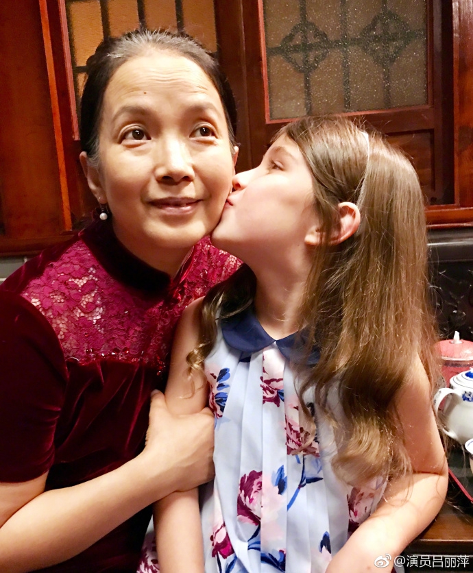 吕丽萍混血外孙女超可爱 小小年纪就来中国拍