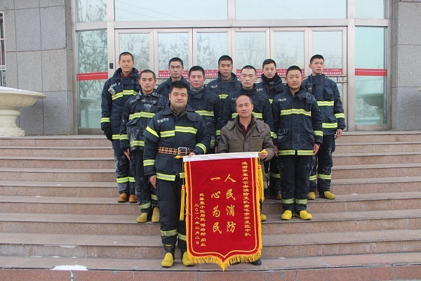 暖新闻:家门反锁患病老人被困 “开锁王”搞不定消防官兵解难题 暖新闻:家门反锁患病老人被困 “开锁王”搞不定消防官兵解难题