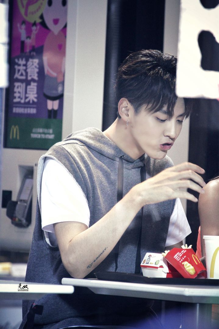 [吴亦凡][新闻]170624 麦当劳广告上线啦!"甜笑凡""杀"你个措手不及!