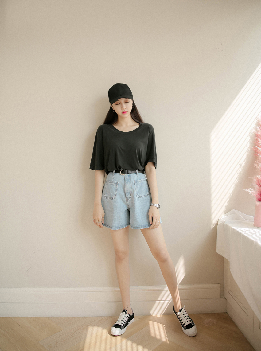 浅蓝色牛仔短裤配什么上衣 时尚穿搭让你秒变