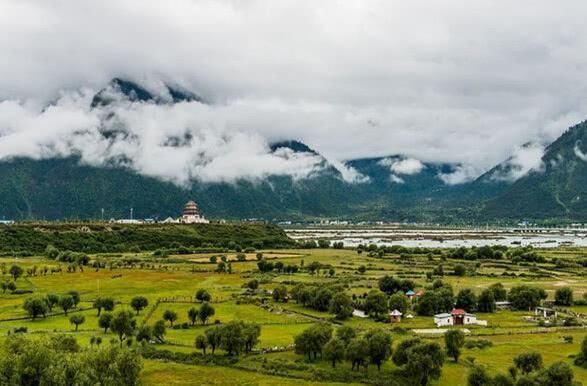 西藏最美的小城市,总人口只有23万,GDP竟然达