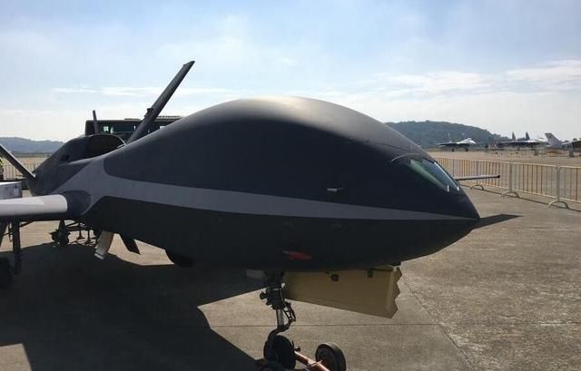 云影无人机 此次曝光的风影无人机,从照片上看是使用两台涡扇发动机