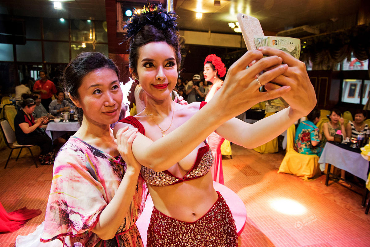 摄影师拍泰国人妖游轮表演:4元人民币随便摸