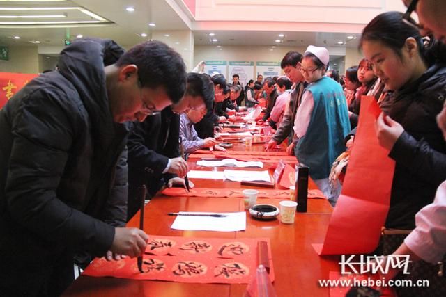 河北省人民医院联合墨缘书画院举办新春志愿服务活动