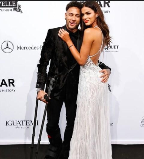 内马尔和女友同时落泪!世界杯身价最高球星,打