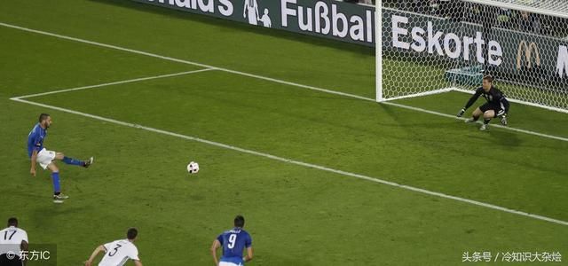 足球场上除了红、黄牌之外,还有蓝牌绿牌