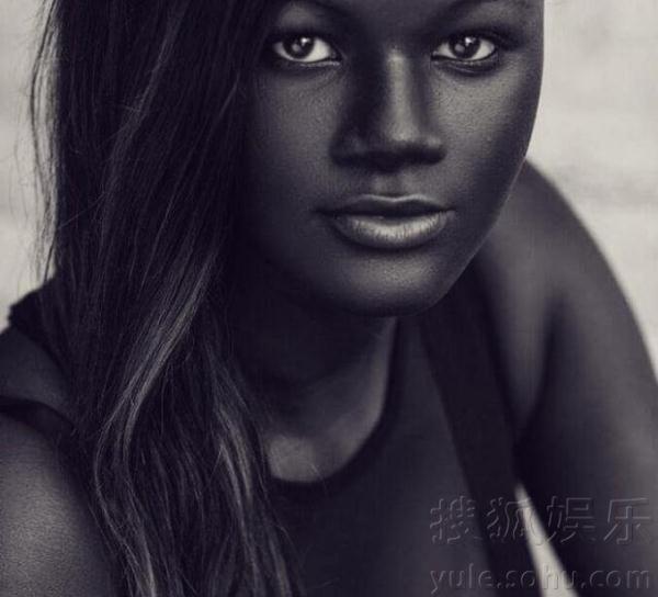 19岁黑人模特走红网络 被封为"黑色素女神"