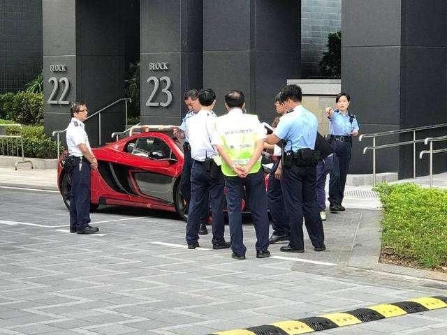 迈凯伦违规停车6小时被锁,车主报警称锁划花了