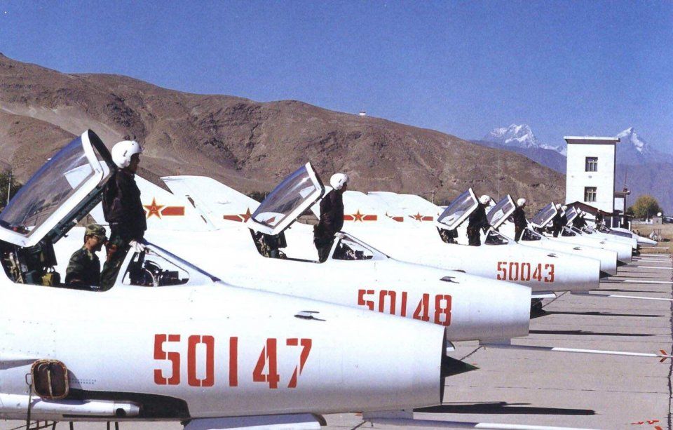 中国歼7战机拜年,现役500架连雷达都没配,为何