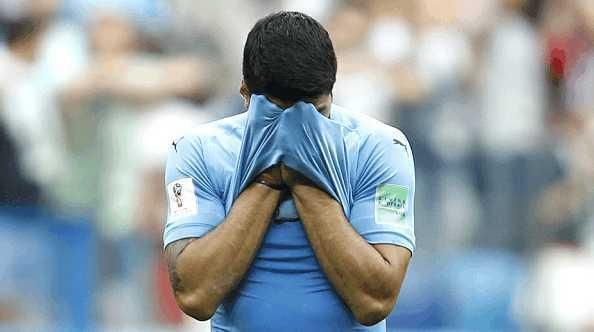 乌拉圭出局球员哭了 妻儿看台痛哭让苏亚雷斯很心酸