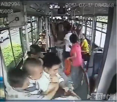 猥亵女乘客被骂将其割喉 公交车色狼被判14年 猥亵女乘客被骂将其割喉 公交车色狼被判14年