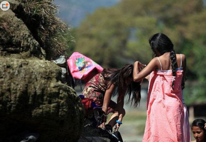 这些古老的水池和喷泉，大多修建于13至16世纪的马拉王朝，具有很高的历史和艺术价值，已经被尼泊尔文化部门，定为国家级保护文物。所以说，尼泊尔老百姓每天在历史文物里洗澡，也可以算是一个有趣的景观了。