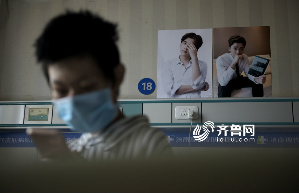 然而因为自己的相貌，不仅直播没有获得任何打赏，还屡次遭遇封号。图为：刘振的房间贴满了自己偶像李易峰的海报，为自己加油。