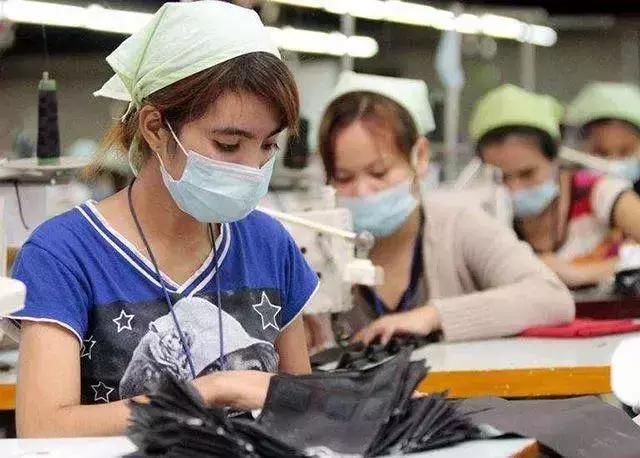 退休工人开服装厂年入100万,可他却说看不到未