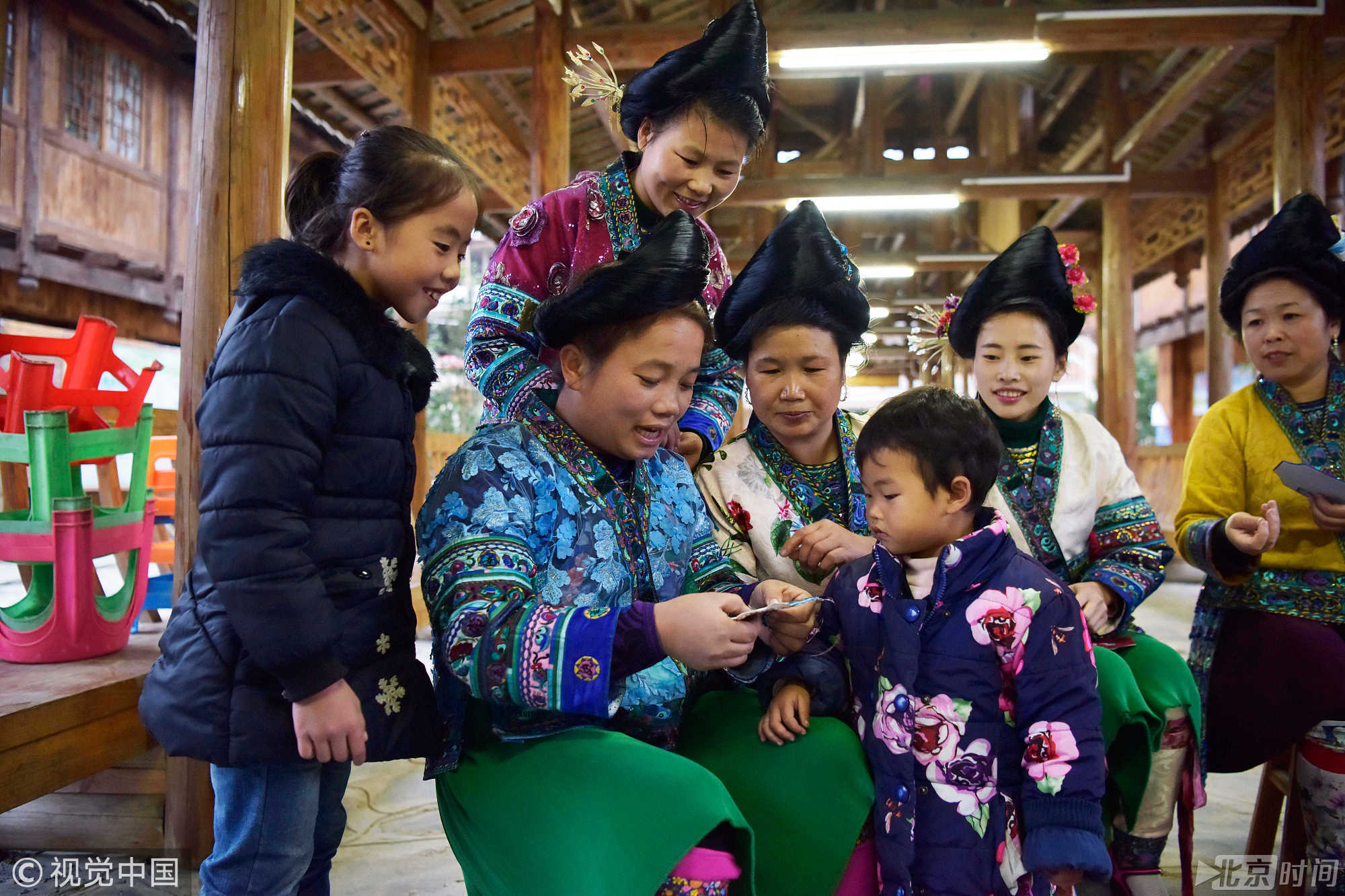 巧手促脱贫!贵州苗绣村创新刺绣技艺广受好评 巧手促脱贫!贵州苗绣村创新刺绣技艺广受好评