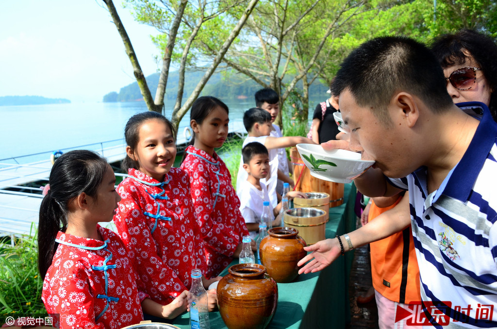 小孩子们正在参加绿水节。