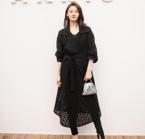 苗苗真是不容易,高跟鞋仅靠5颗小黑珠做鞋带,