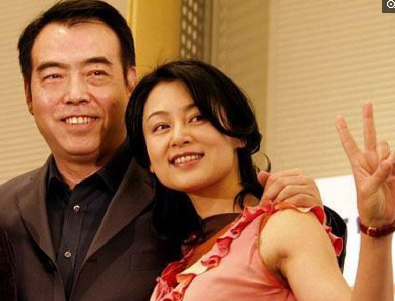 49岁陈红全家近照,身材发福容颜渐老,两个儿子