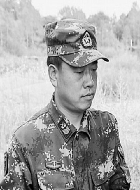 董井泉，某旅一级军士长，拥有电工、焊工等10多个专业的高级技工证书。战友们都说：“只要他出手，装备再大的毛病也不愁。”在高原，装备和人一样，因海拔和气压变化，不同程度会出现“高原反应”。2011年12月，高原气温降至－20℃。该旅通信营接上级命令使用某型通信车进行联络。没想到，通信车因低温“罢工”了。情况紧急，董井泉知道后，拿着两根导线飞奔过来。一番尝试后，董井泉肯定地指出：“天气太冷，蓄电池电容量比常温时低得多，导致电压不够。”他从旁边一台装备车蓄电池上接导线到通信车蓄电池上，再试，车辆发动着了。为了不让高寒缺氧影响装备车辆性能发挥，董井泉带着攻关小组反复试验，总结出装备车辆进入高原实时测胎压、油机进气口处供氧、选用低温性能好的润滑机油等提升装备性能的措施。