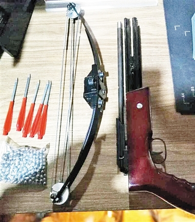 沉迷"吃鸡" 男子进站带把弩被拘3天