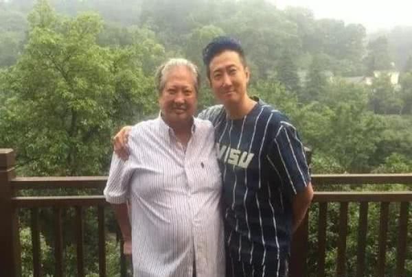 洪金宝的42岁儿子洪天明近照,简直和范丞丞一