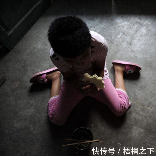 后妈把女儿绑在家里5年,邻居总听到孩子哭声,得知实情众人心痛