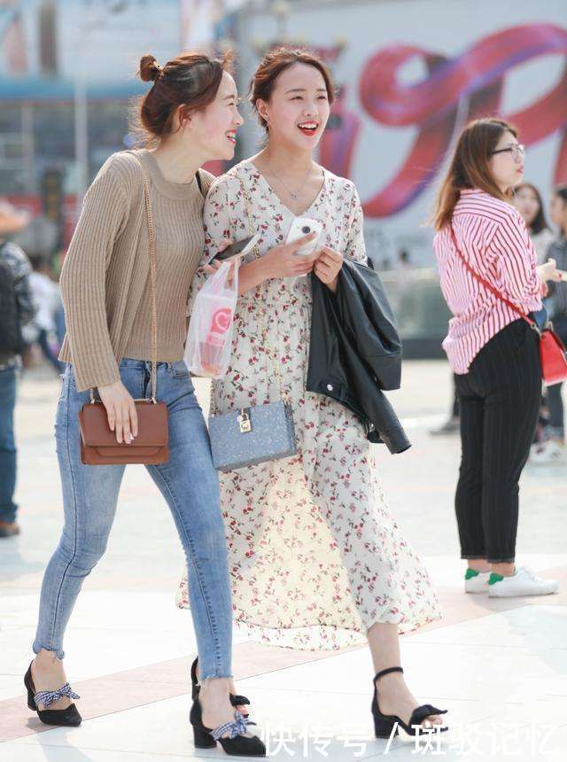 街拍:身材微胖的都市女孩,牛仔短裤轻松秀长腿