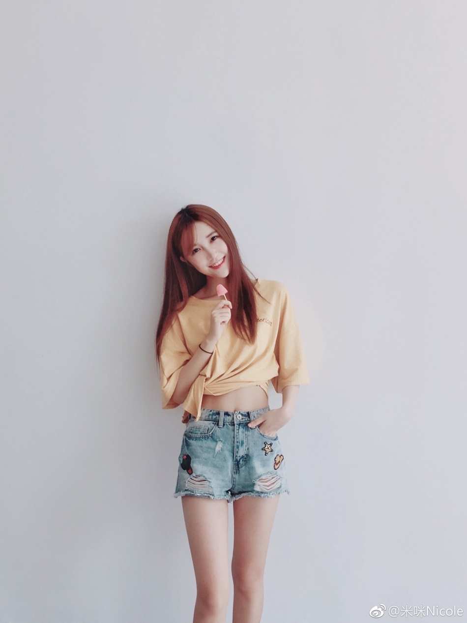 该女孩是饰演剧版《左耳》小耳朵的米咪,"发型,手机,牛仔裤都一样