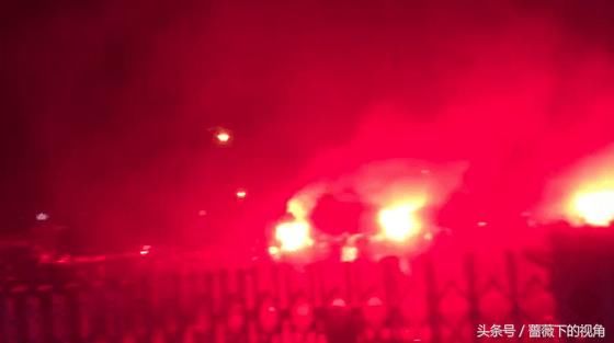 申花球迷夜聚康桥放烟花 上港球迷怒扔球衣!