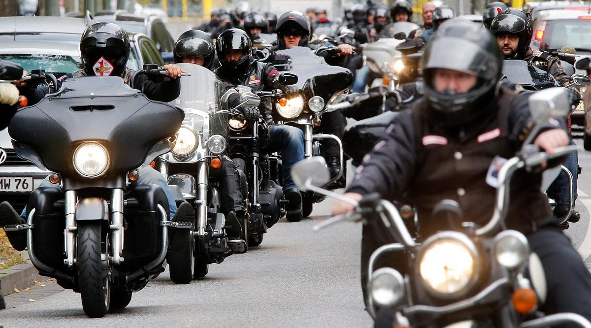 当地时间2016年10月12日，德国吉森市，黑帮“地狱天使”（Hells Angels）吉森地区头目Ayguen Mucuk葬礼举行，来自地狱天使的数百名成员和支持者骑机车到场参加。