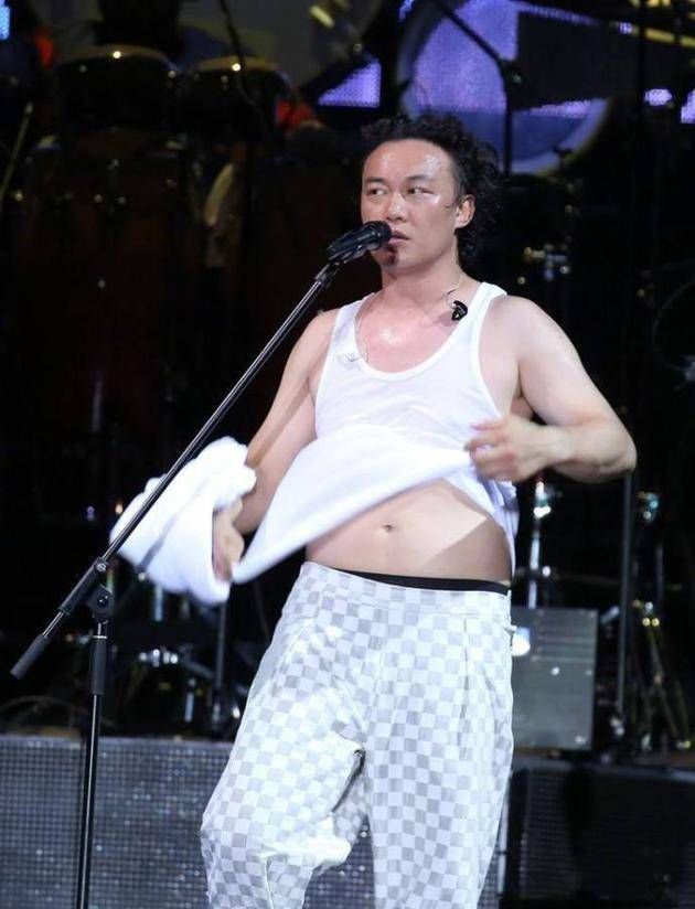 球迷陈奕迅吴秀波现身2018年俄罗斯世界杯开幕式直播