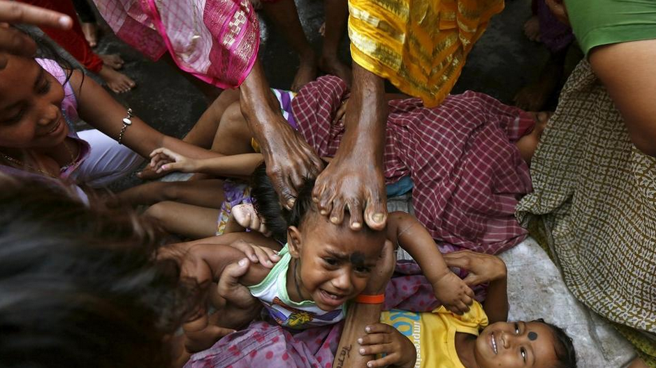 印度奇特风俗:大人脚踩婴儿为其祈福