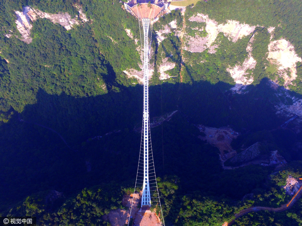 当日凌晨，百名来之全国各地的游客在景区门前通宵排队等待上午7时的售票，先睹为快大峡谷的玻璃桥雄姿。