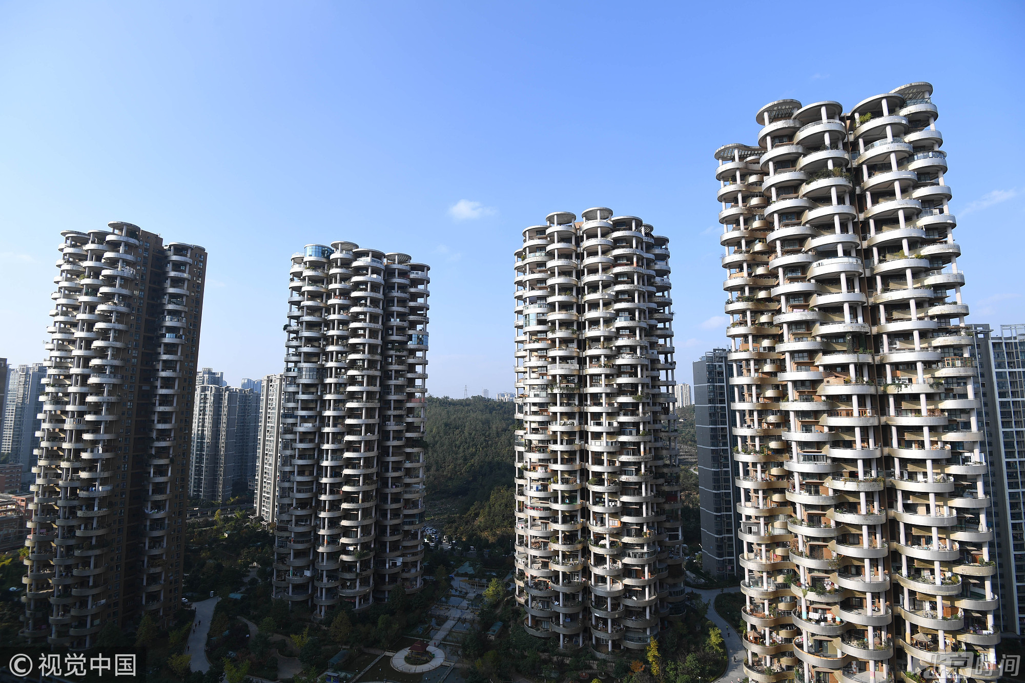 贵阳现“奇葩”建筑 远看如串串“烤面筋”