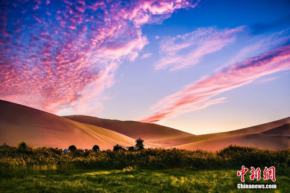 敦煌大漠连现火烧云奇景 惊艳黄昏