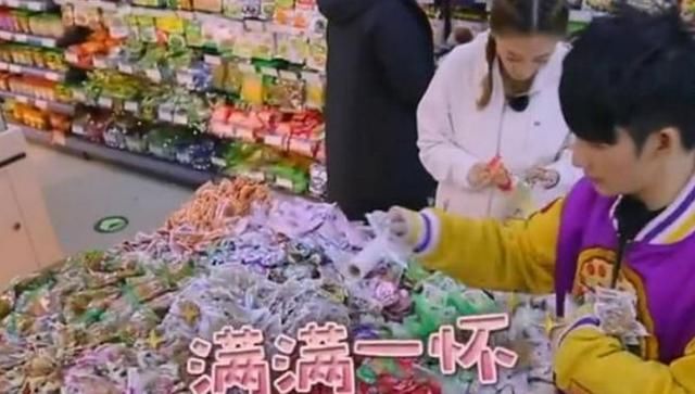 三个院子嘉宾聚餐,林更新大方买单,下一秒,脸上