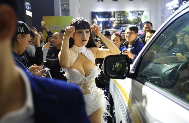 唐山车展 这位车模一出场,没人看车了(组图) - 6