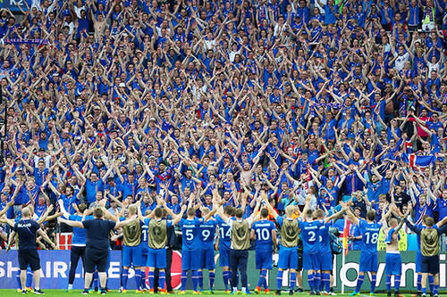 别再用冰岛嘲笑国足了,中国足球最急需的是:尊